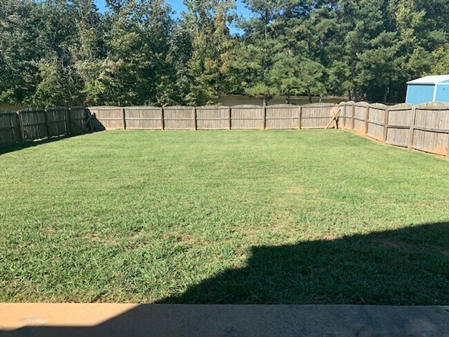 Building Photo - Beautiful 3BR / 2.5BA Split Level with Expansive Backyard and Privacy Fence!