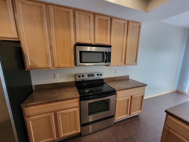 Building Photo - 2900 SE Glenstone Dr