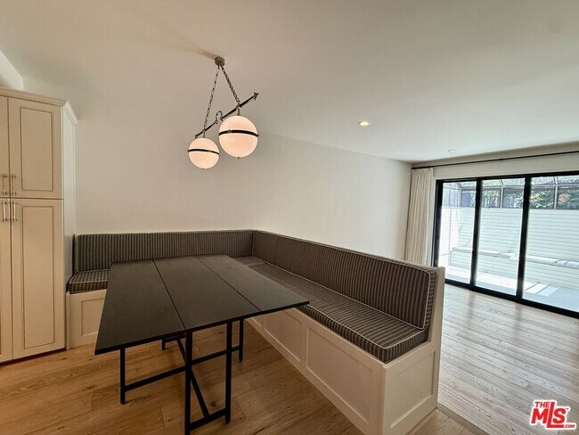 Building Photo - 853 Larrabee St