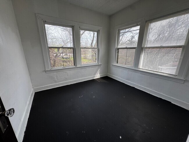 Building Photo - 12633 Edmonton Ave