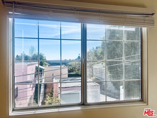 Building Photo - 2401 Beachwood Dr