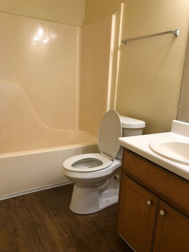 Building Photo - 2 Bedroom 1.5 Bath Townhouse