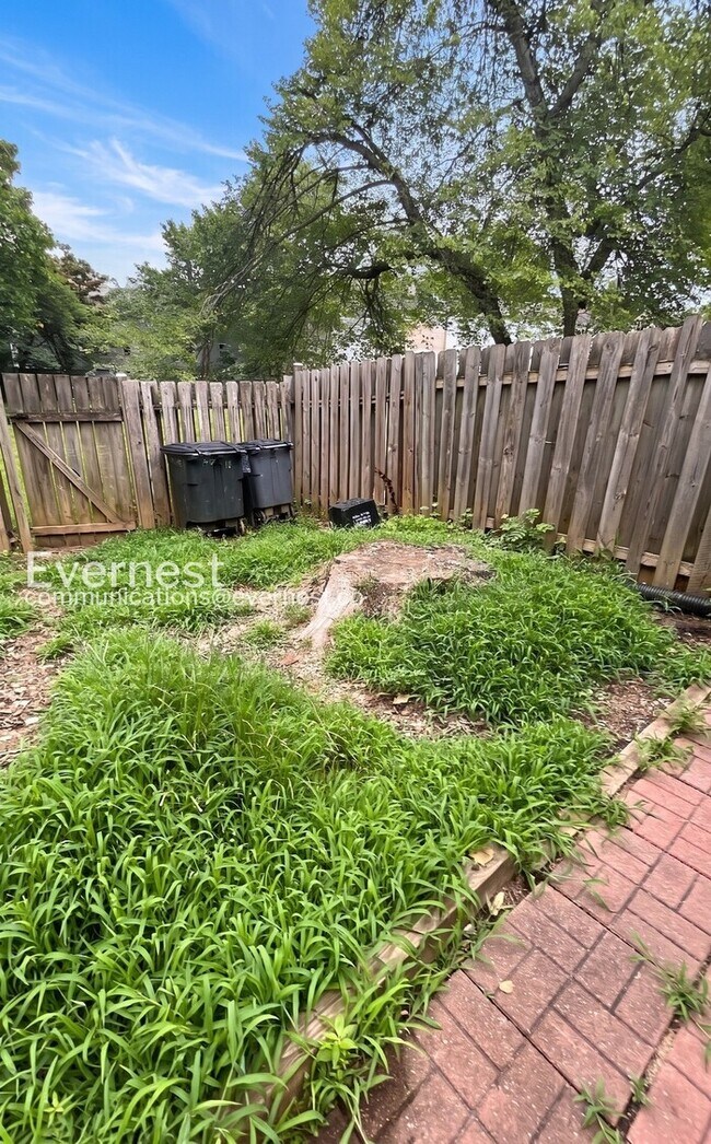 Building Photo - Spacious Town Home with Fenced Yard and Modern Amenities | Pet Friendly | Available Soon!