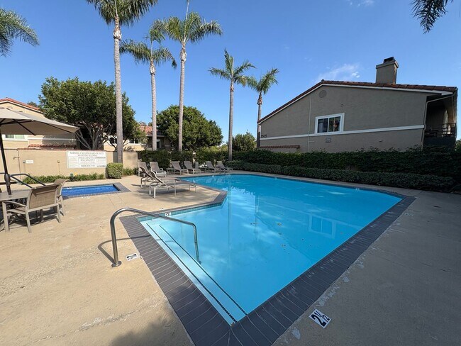 Building Photo - 7405 Charmant Dr