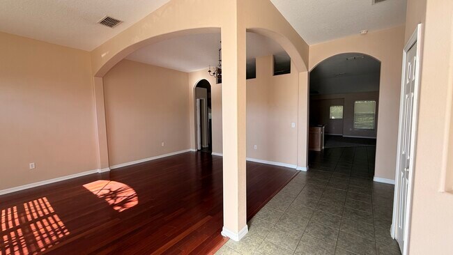 Building Photo - 10 Zebrawood Ct