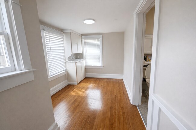 Building Photo - 218 N George St