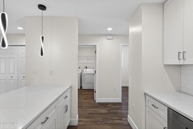 Building Photo - 6 Arrow St