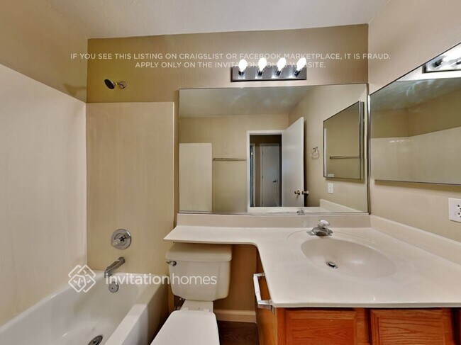 Building Photo - 1032 N Hudson Pl