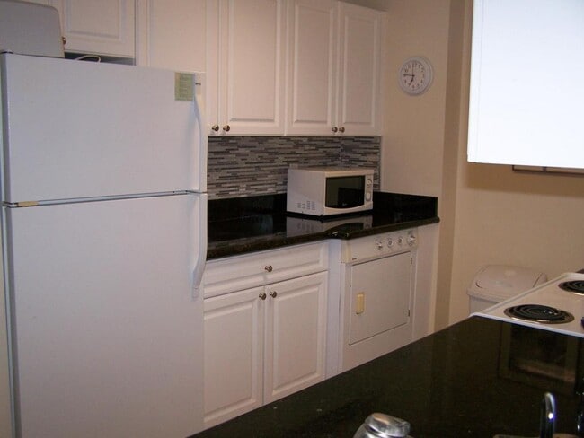 Building Photo - 2100 Greenview Shores Blvd