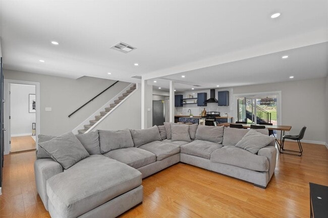 Building Photo - 3400 Santa Fe Dr