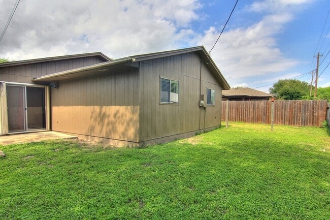 Building Photo - 3810 Brookhill Dr