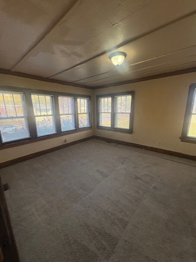 Building Photo - 1208 NE Jefferson Ave