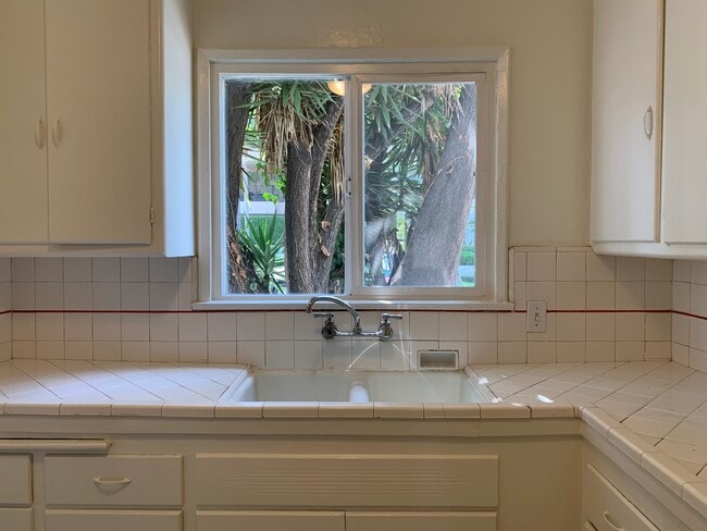 Building Photo - 408 N Doheny Dr
