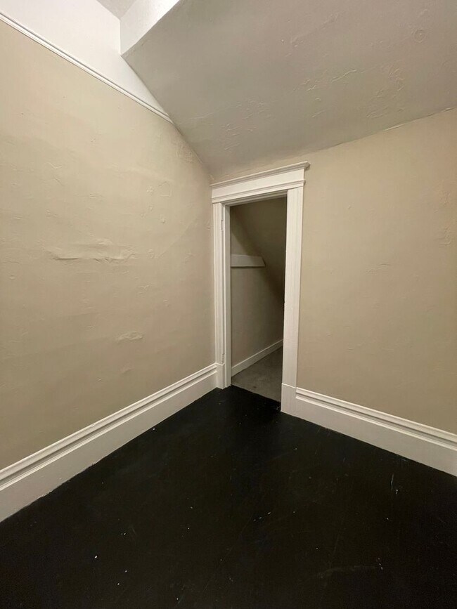 Building Photo - 1934 MAS