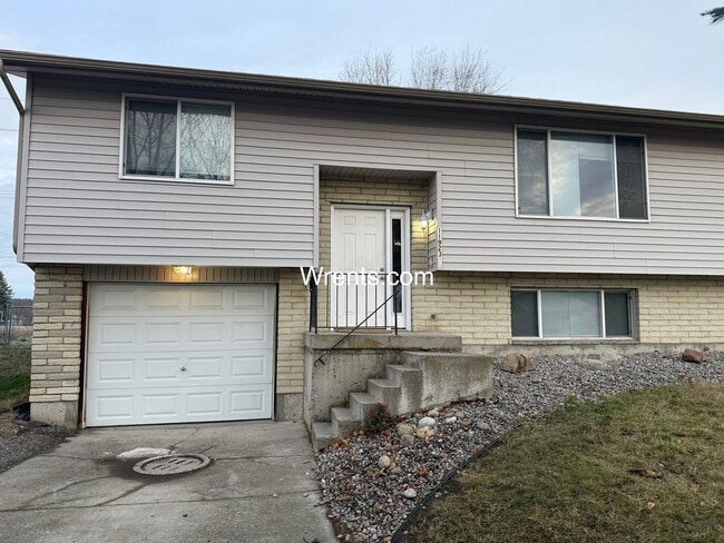 Building Photo - 11923-11925 Railroad Circle