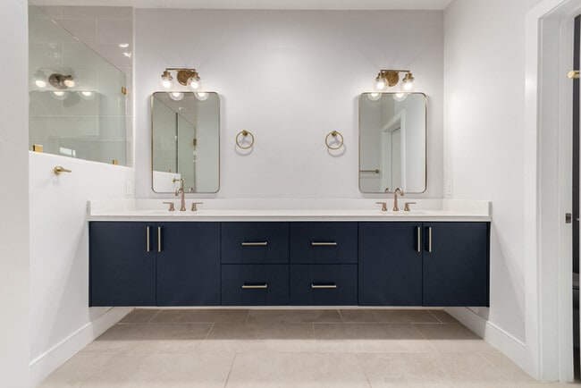 Building Photo - 165 E Lexington Ave