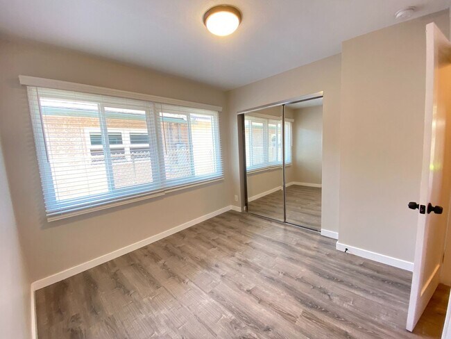 Building Photo - Spacious 5 BR 2 BA!