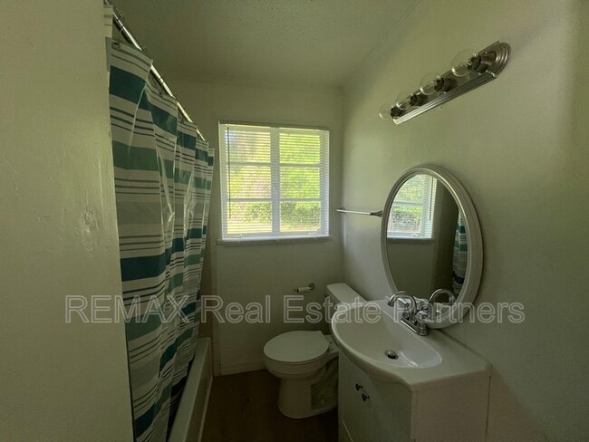 Building Photo - 201 Rosewood Dr