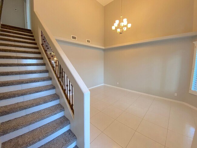 Building Photo - Spacious 4 Bedroom Refrig A/C Home