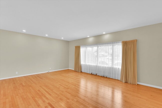 Building Photo - 1803 Golfview Dr