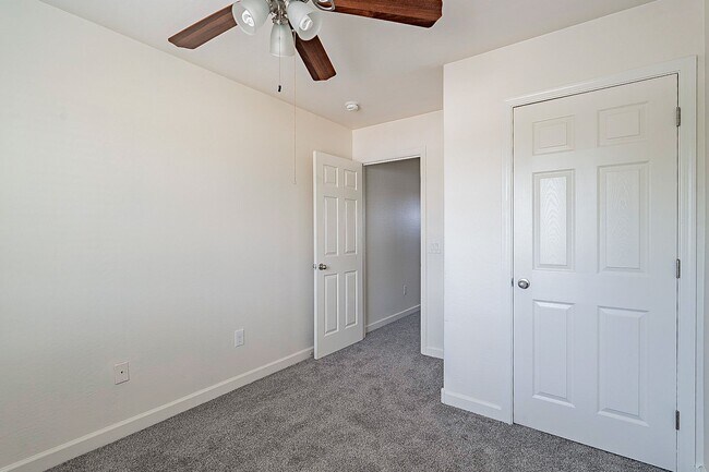 Building Photo - Large 3 bedroom 3 bathroom townhomes