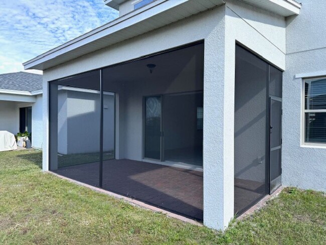 Building Photo - Home For Rent In Saint Cloud with 5 Bedroom/3 Baths