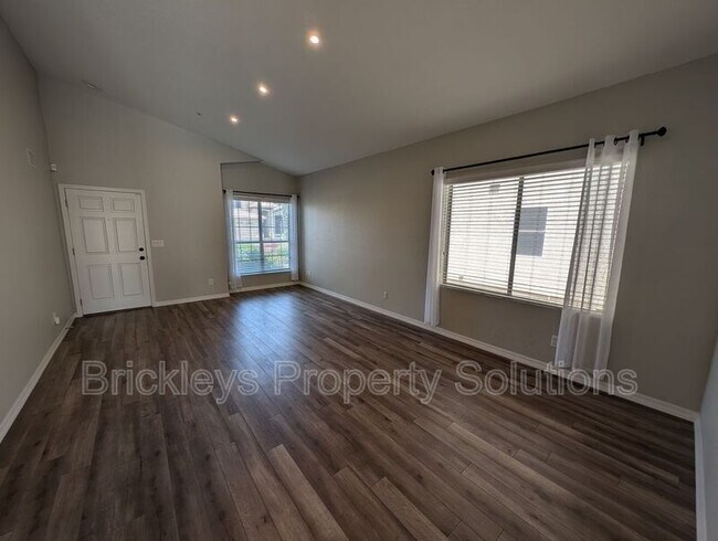 Building Photo - 9213 E Wood Dr