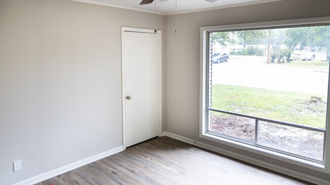 Building Photo - 309 Warren Dr