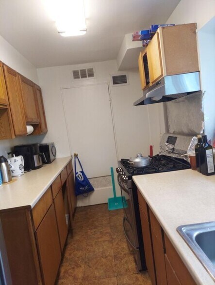 Kitchen - 5220 10th Plz S