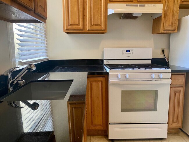 Building Photo - Renovated Top Floor 1BR/1BA. Dual-Pane Bay Windows. Backyard!