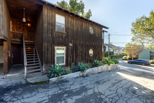 Building Photo - 2048 Swazey St
