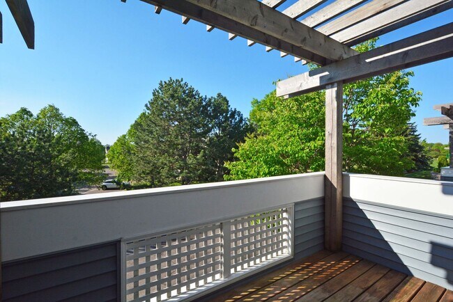 Building Photo - Beautiful 2-Bed 1.5-Bath Available Now in Plymouth!