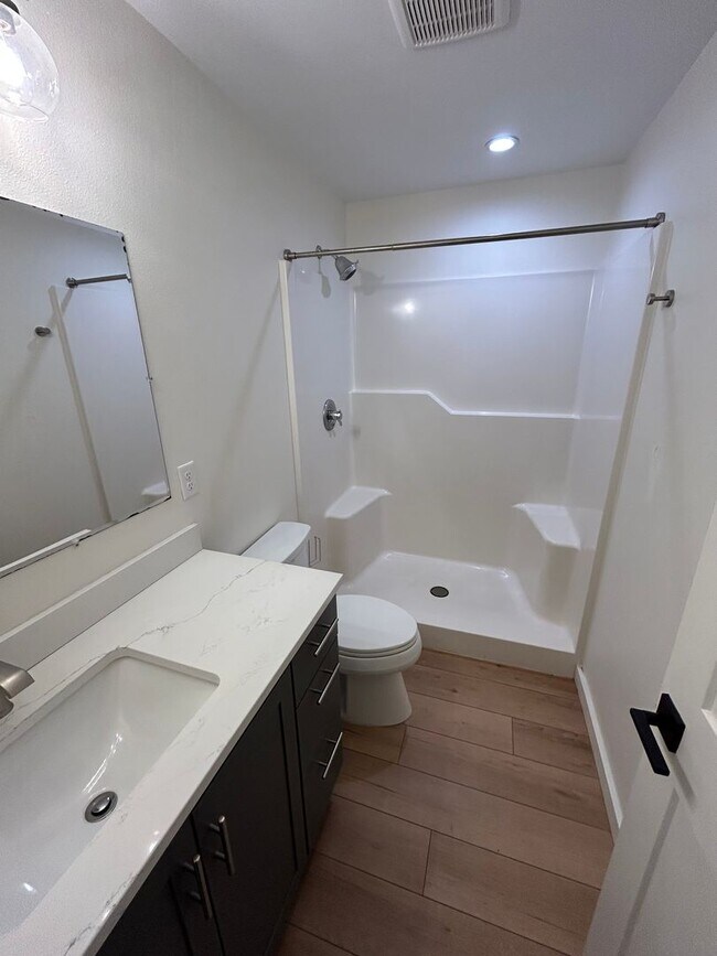 Building Photo - 4 bedroom, 2.5 Bath In Carlton- Great Location!