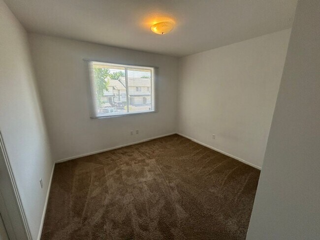 Building Photo - 2 Bedroom 1.5 Bathroom Condo In SE Visalia!!