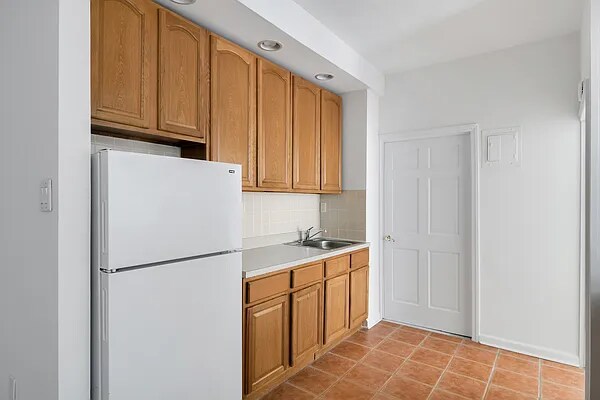 Building Photo - 865 Riverside Dr