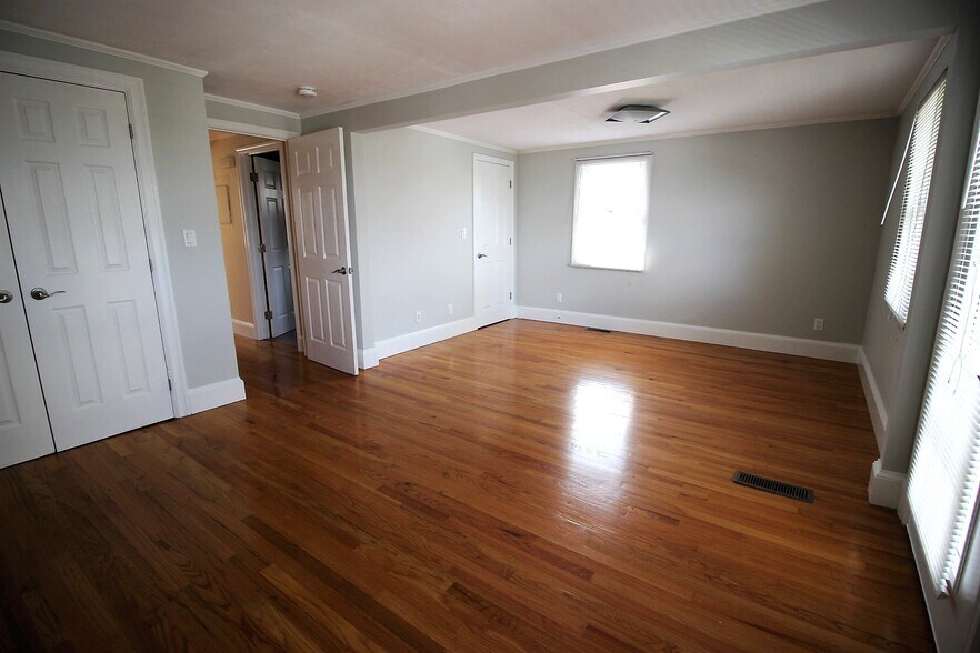 Building Photo - 154 Bigelow St