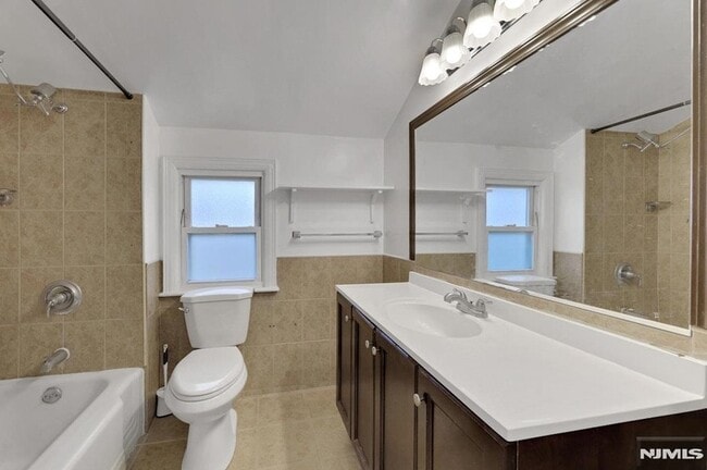 Building Photo - 95 Grove St