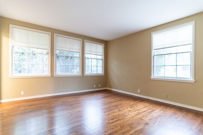 Building Photo - Beachwood Canyon 2b2b Home - Intentional F...