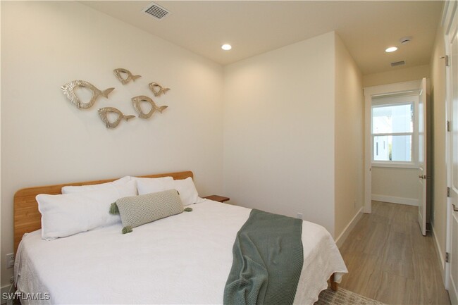 Building Photo - 4879 Esplanade St