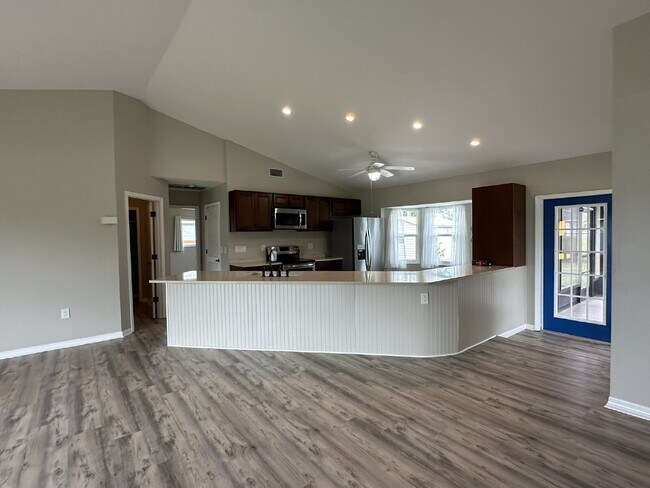 Building Photo - "Charming 3-Bedroom Home in Englewood!"