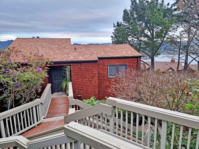 Building Photo - One bedroom top floor corner unit condo with gorgeous view for rent!