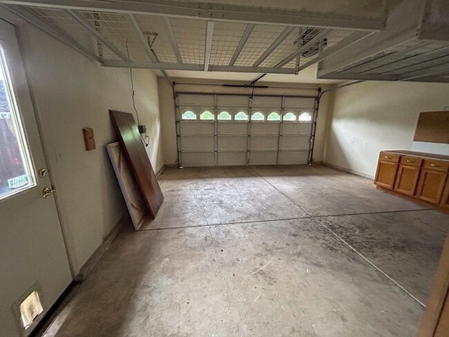 Building Photo - 3 Bedroom Home for Rent in Chico CA | Garage, Private Yard, Central HVAC