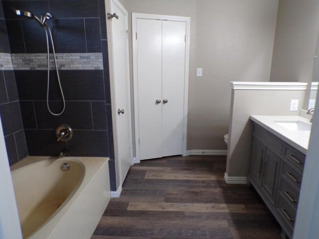 Building Photo - 5006 Parkwood Dr