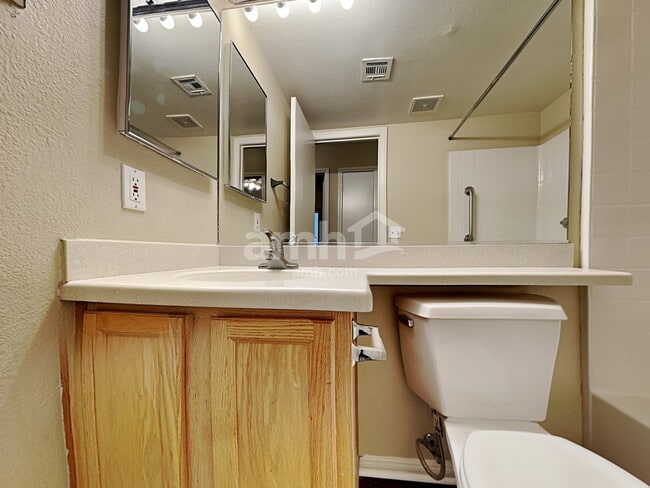 Building Photo - 1852 E Pyle Ave