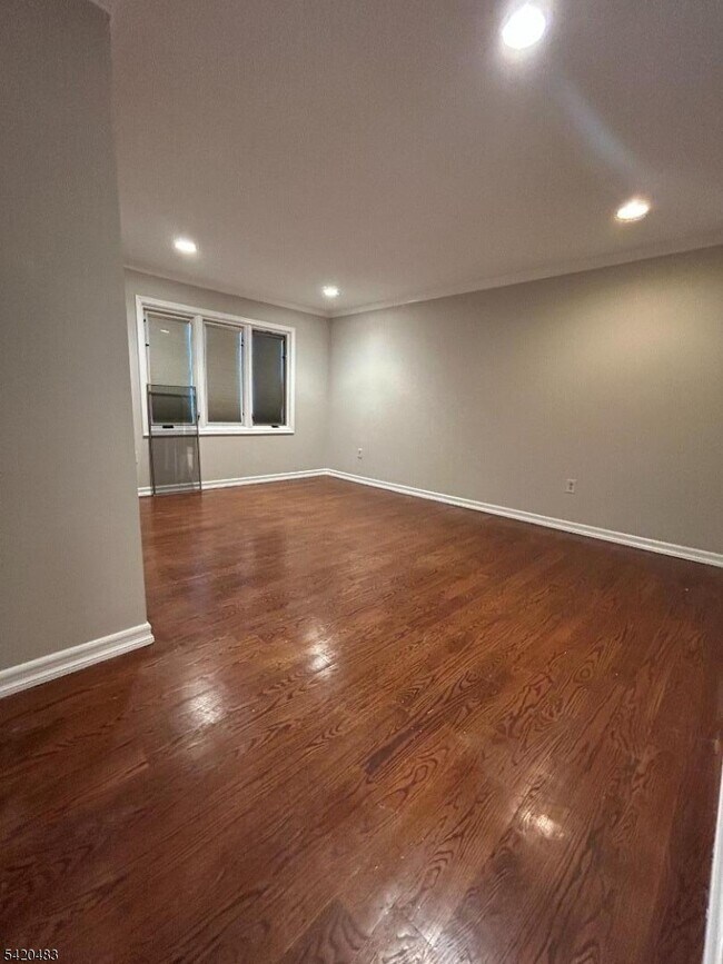 Building Photo - 220 Butternut Dr