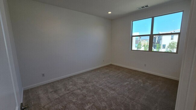 Building Photo - 3 Bedroom 2.5 bath townhouse new community in Ontario