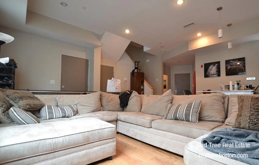 Building Photo - 53 Glenville Ave