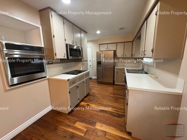 Building Photo - 5137 Free Ave