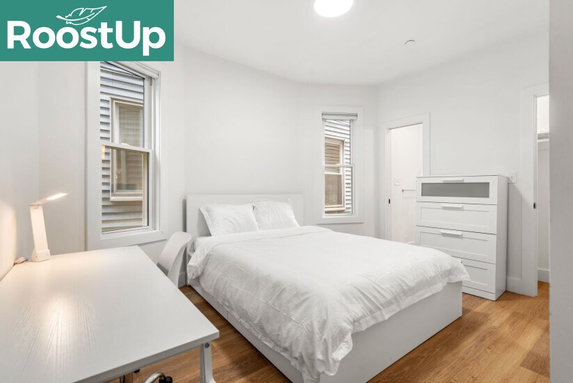 Building Photo - Furnished Bedroom with Private Bath in Sou...