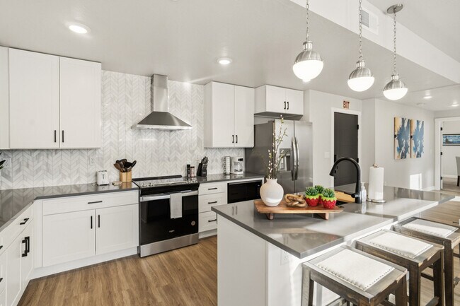 Building Photo - 206 N Chapparell Dr